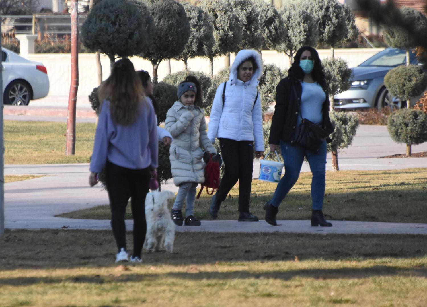 Konya'da k�s�tlamaya ra�men parklar doldu