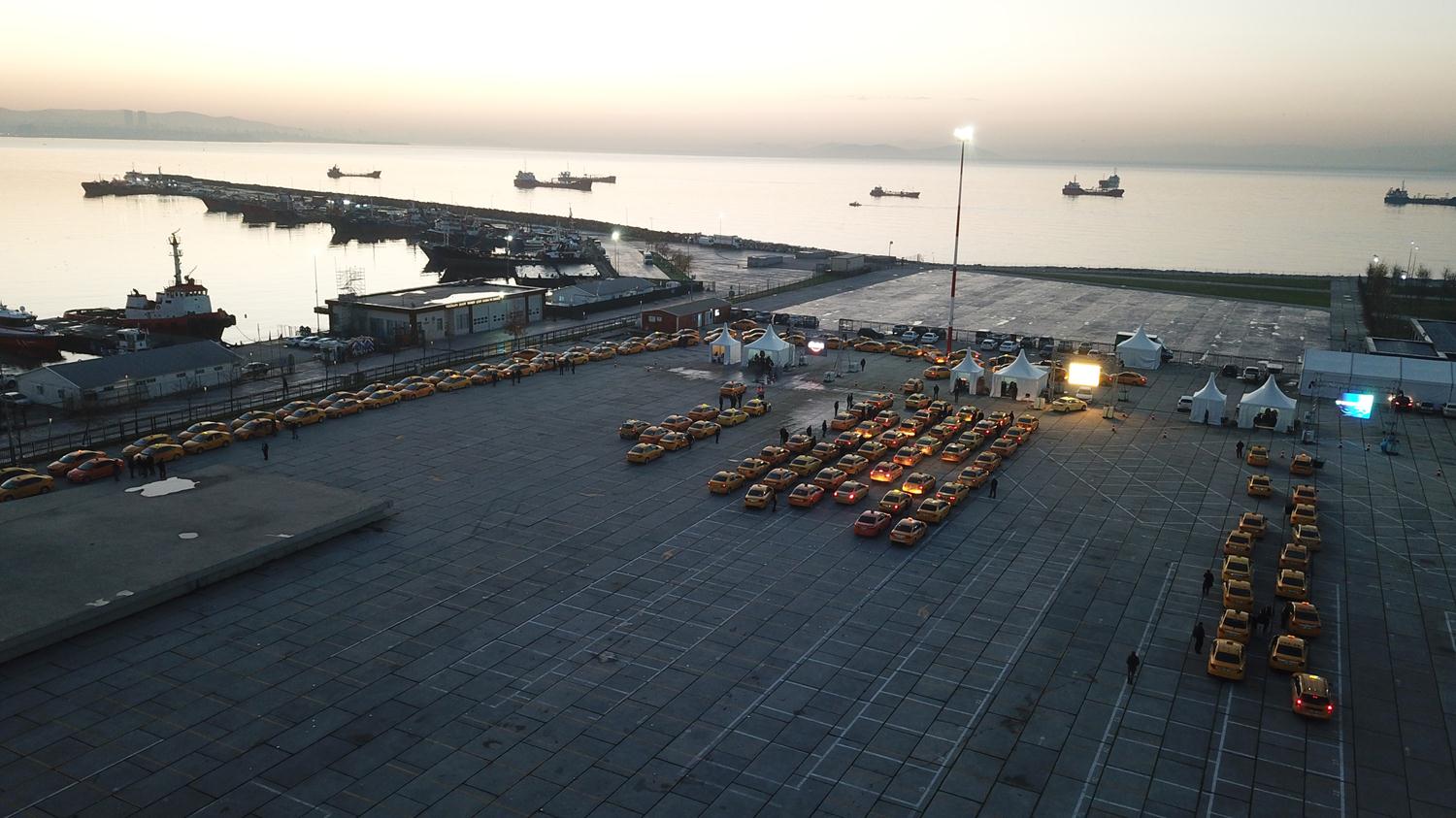 Taksicilerin taksimetre g�ncelleme bekleyi�i gece de s�rd�