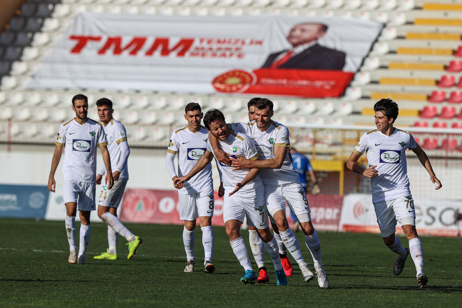 Akhisarspor'un iki yabanc�s� kald�