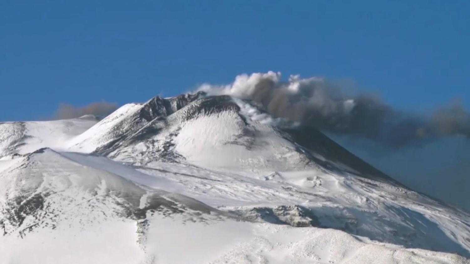 3 bin 330 metre y�ksekli�indeki Etna Yanarda�� yeniden harekete ge�ti