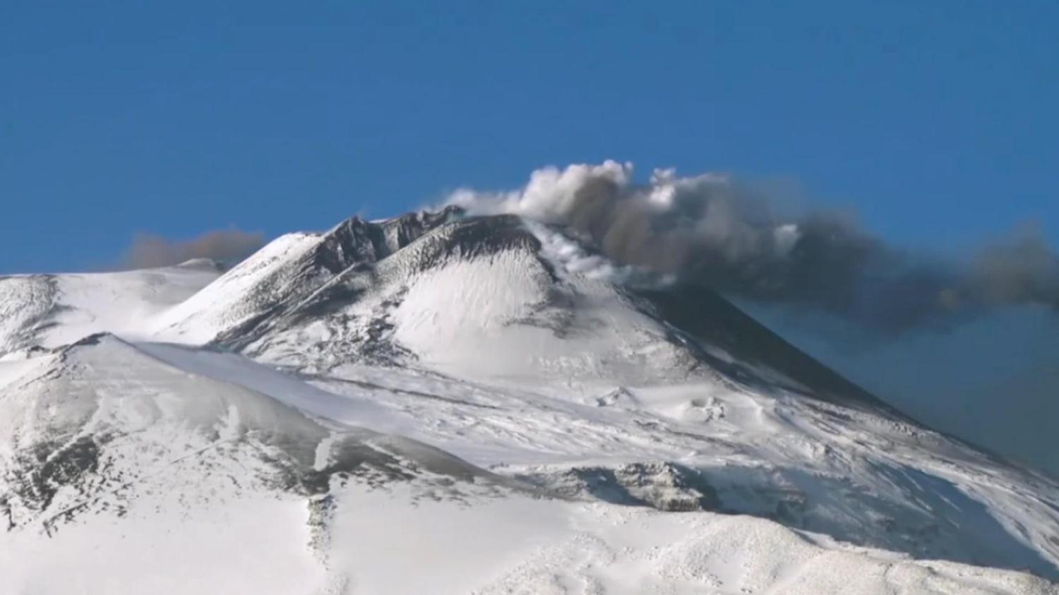 3 bin 330 metre yksekliindeki Etna Yanarda yeniden harekete geti
