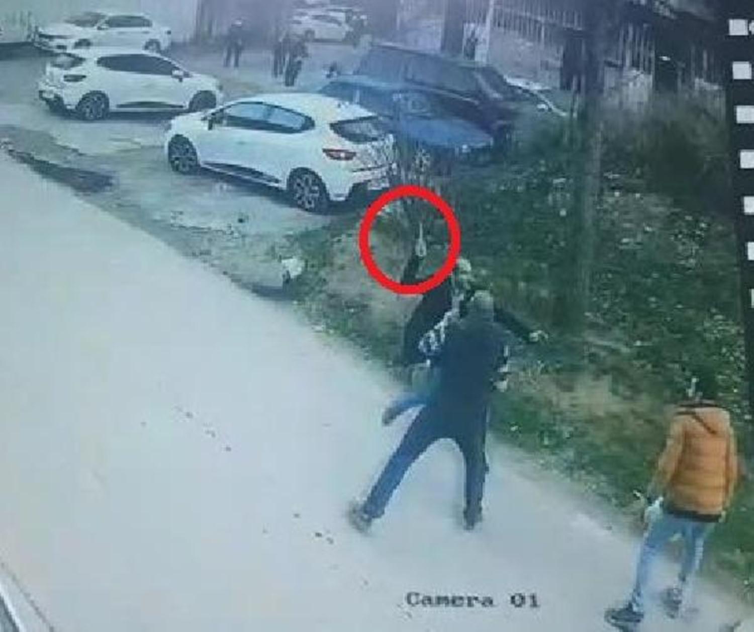 Husumetli oldu�u day�s�n� sokak ortas�nda s�rt�ndan b��aklad�
