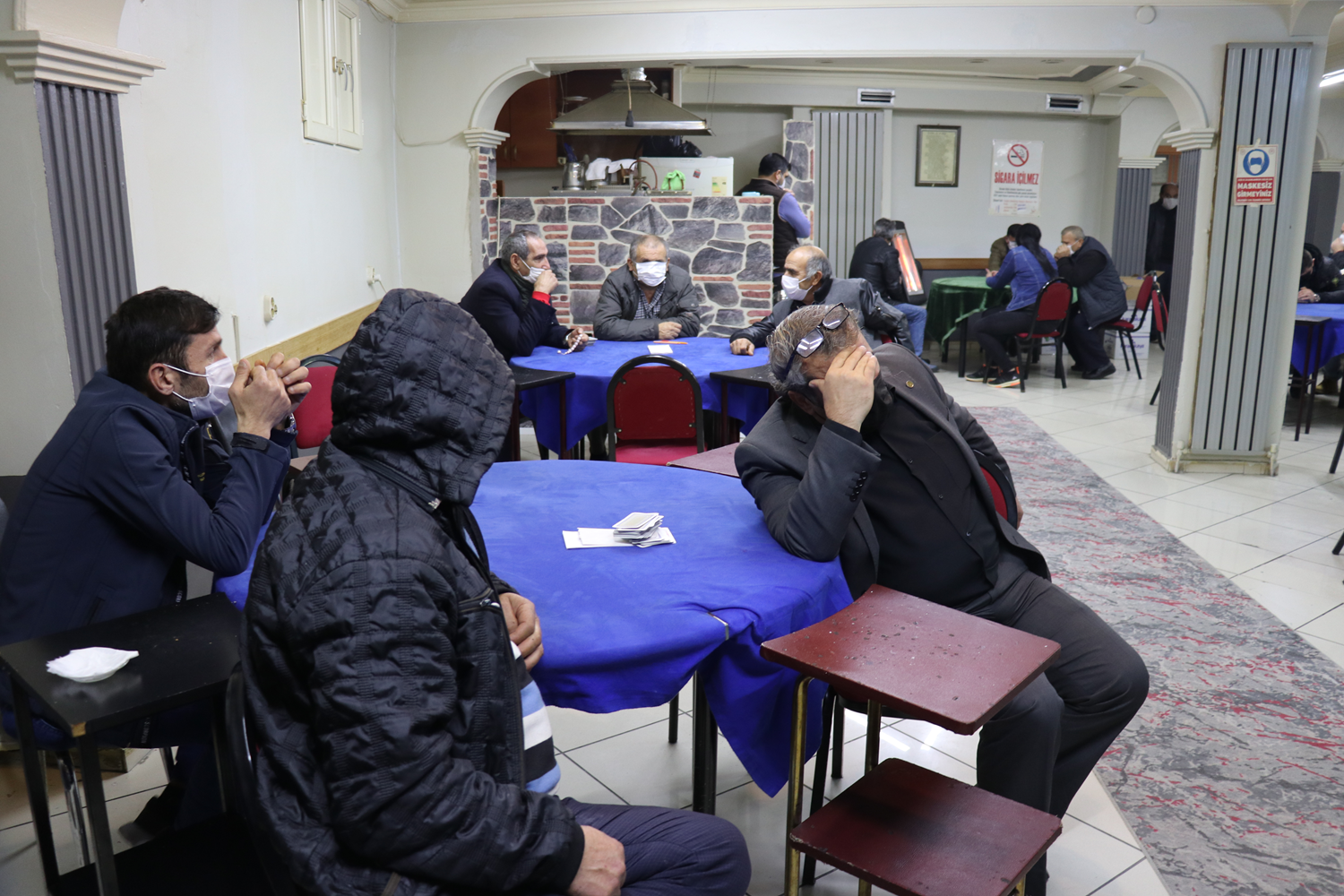 Polisin bask�n yapt��� lokalde kumar oynayan 27 ki�iye toplam 85 bin 50 lira ceza