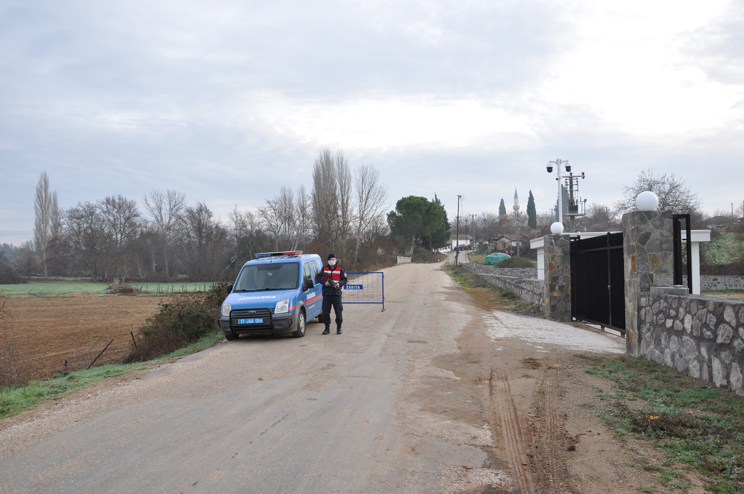 �anakkale'de bir k�yde koronavir�s karantinas� ba�lat�ld�