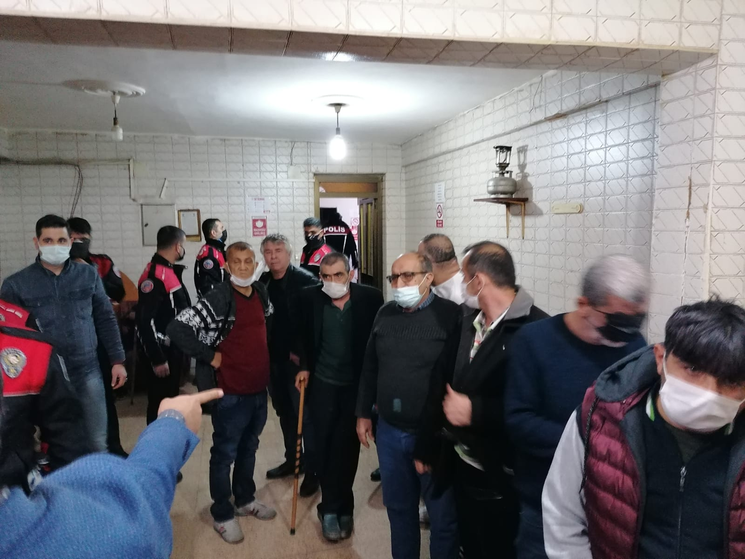 Karantinada olmas� gereken koronavir�s temasl�s� kahvehanede oyun oynarken yakaland�