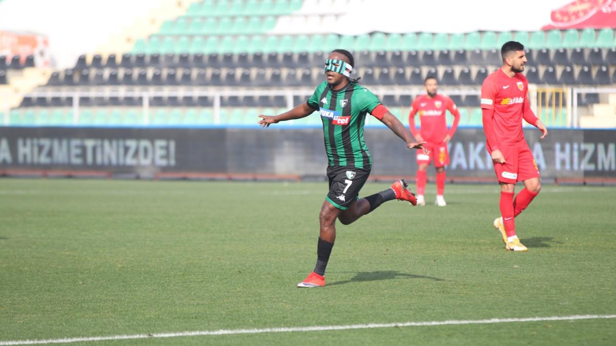 Rodallega zel maskeyle oynad