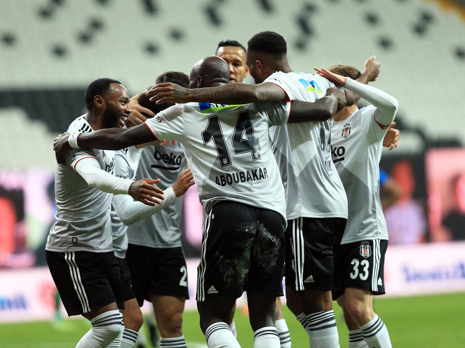 Be�ikta�'ta Larin ve O�uzhan yeniden do�du