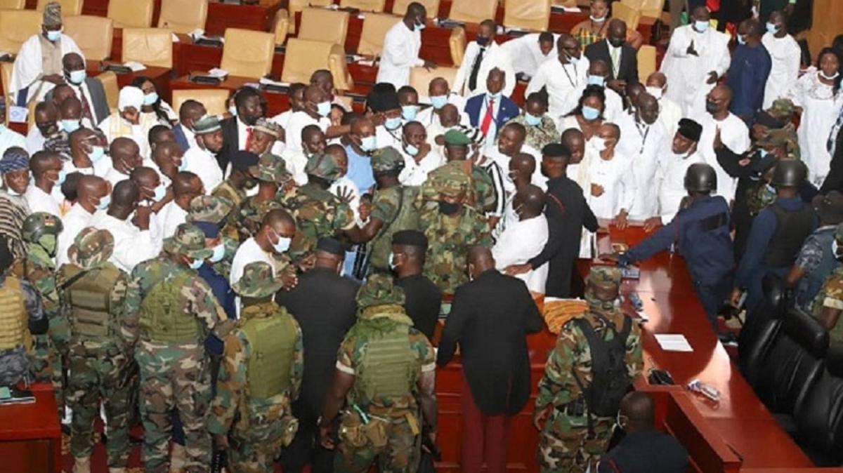 Gana parlamentosunda Meclis Bakanl kavgas: Ordu mdahalede bulundu 
