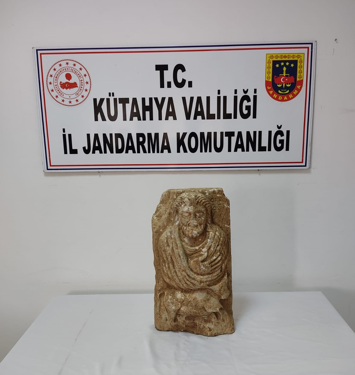 Roma d�nemine ait oldu�u tahmin edilen heykeli satmaya �al��an ��pheliler yakaland�