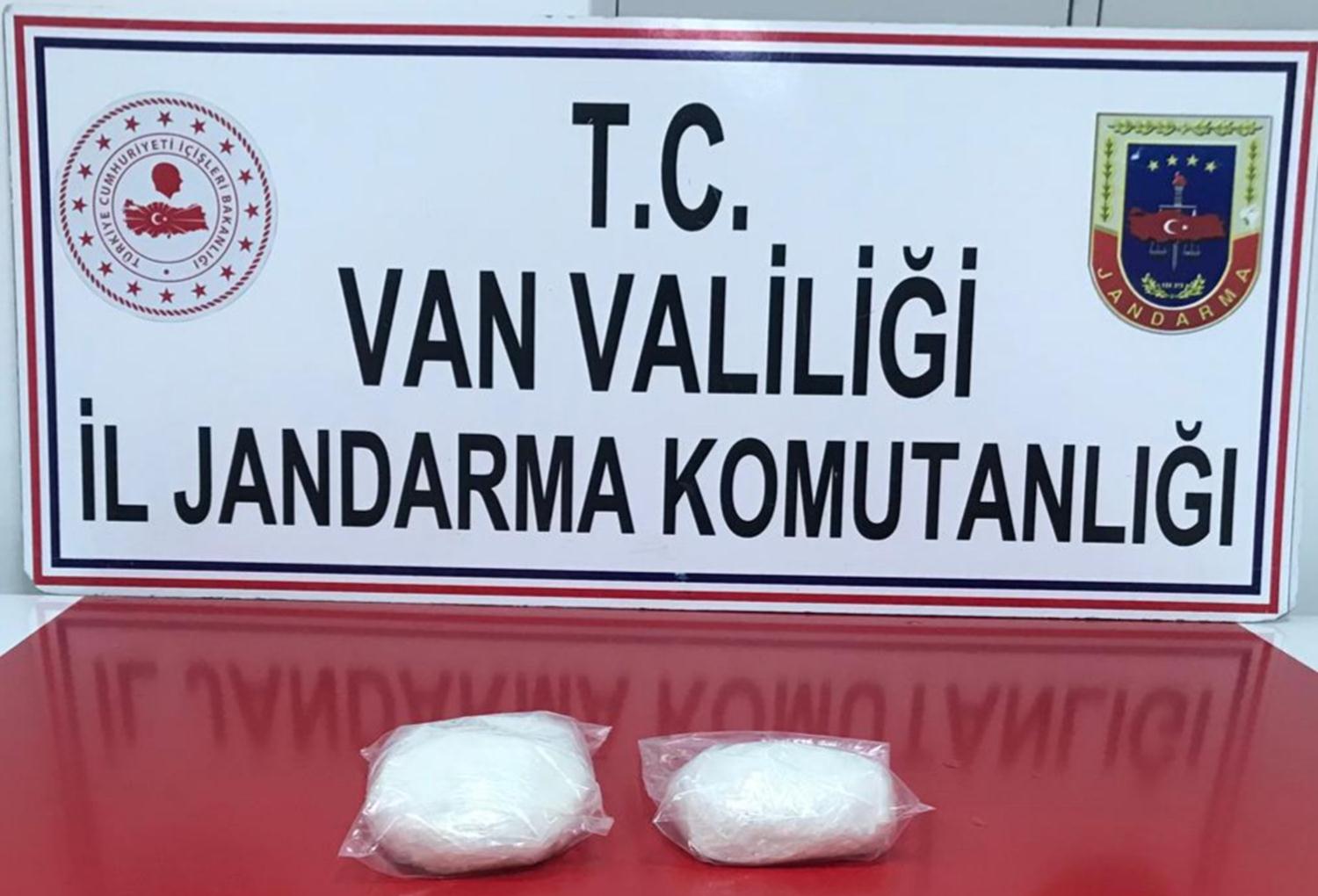 Van'da yolcu otob�s� ile evde yap�lan aramalarda kala�nikof ve 2 kilo metamfetamin yakaland�