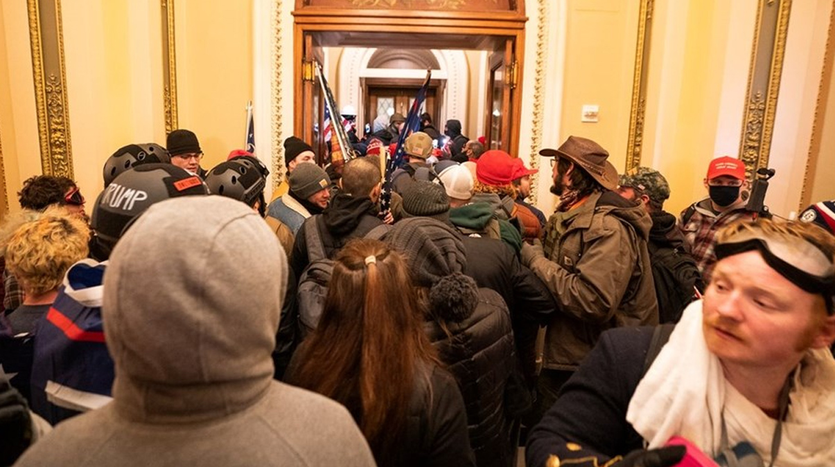 ABD'de protestocular Kongre binas�n� bast�! �l� say�s� artt�