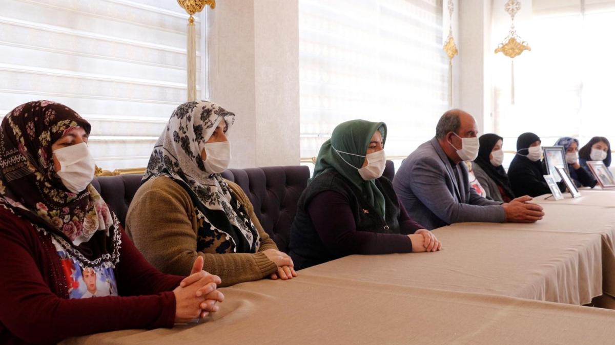 Diyarbakır anneleri evlat nöbetini, kısıtlamada kaldıkları otelde sürdürüyor