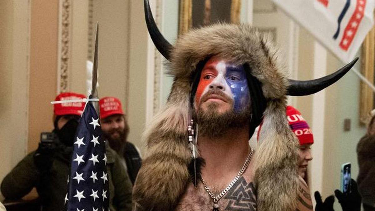 ABD Kongresine yaplan ''basknn sembolleri'' arasnda gsterilen boynuzlu protestocu gzaltna alnd