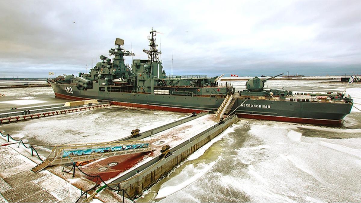 Rus Donanmas'nda ilgin olay: Eski komutan geminin pervanelerini ald