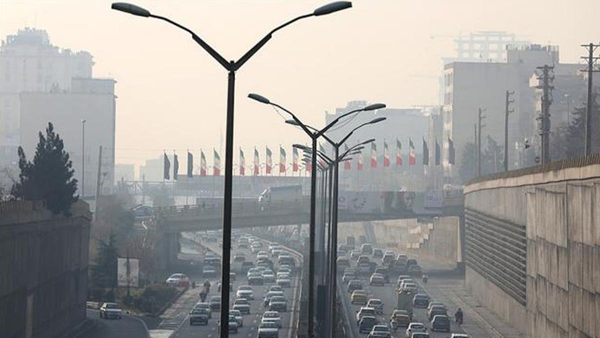 Tahran'da hava kirlilii alarm: Sokaa kmama ars yapld