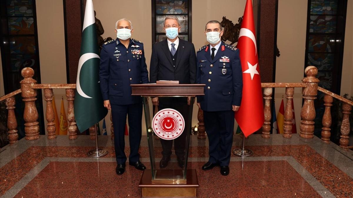 Bakan Akar, Pakistan Hava Kuvvetleri Komutan Khan' kabul etti 