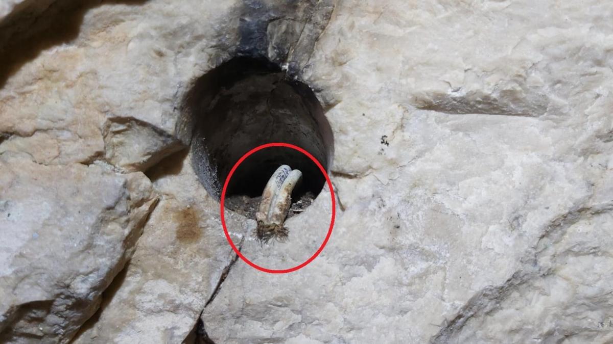 Roma dnemine ait oda mezarda patlayc iin yerletirilmi kablolar bulundu