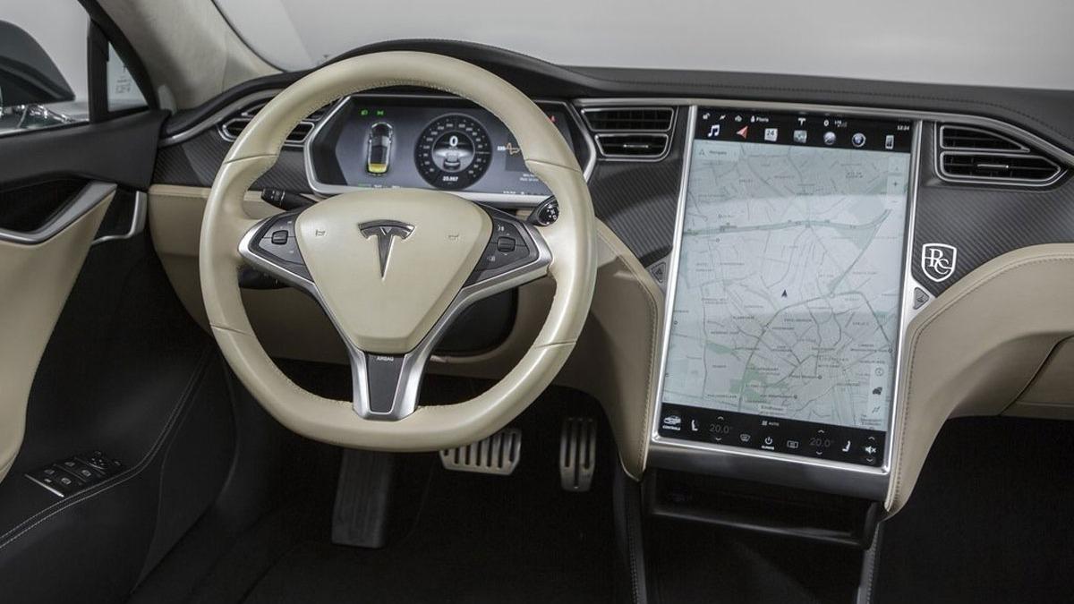 Tesla'ya Model S aralardaki dokunmatik ekran arzasnn gvenlik riski oluturabilecei uyars yapld