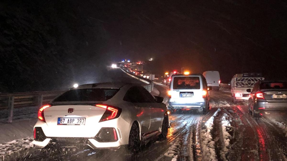 Zonguldak'ta kar yollar kapatt