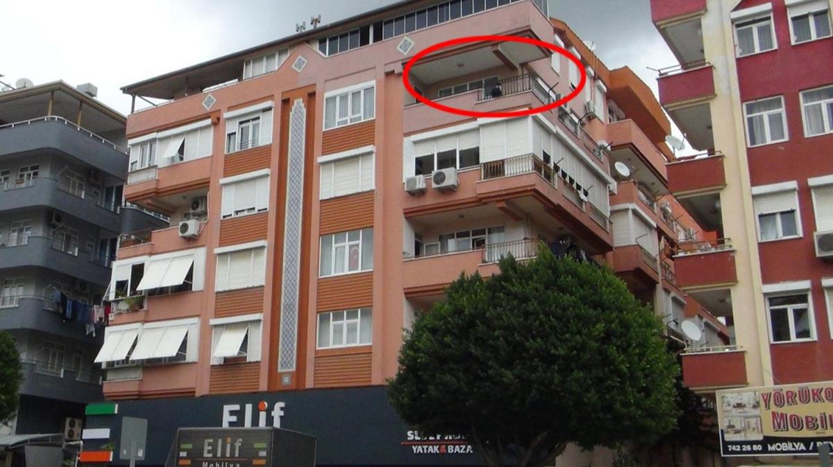 Antalya'da balkondan den kii hayatn kaybetti