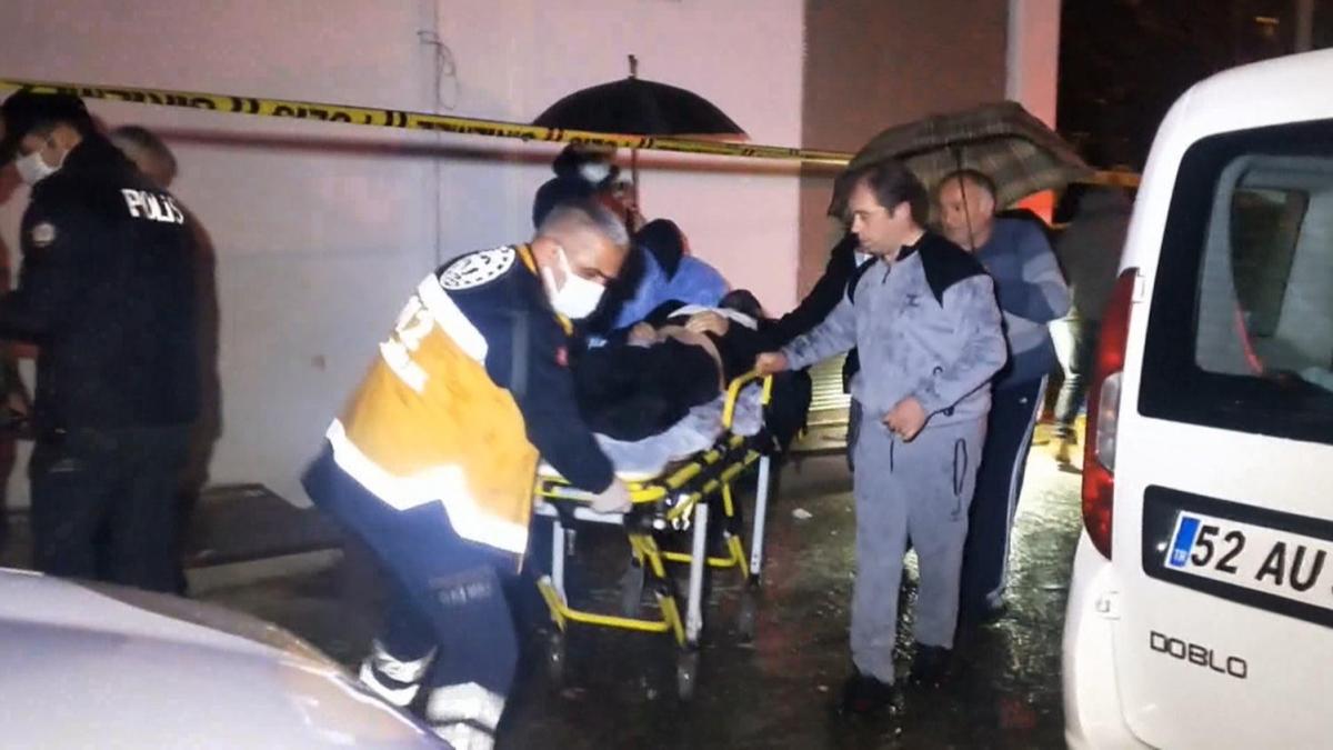 Vatandalar ihbar etti! Sokak ortasnda kanlar ierisinde bulundu