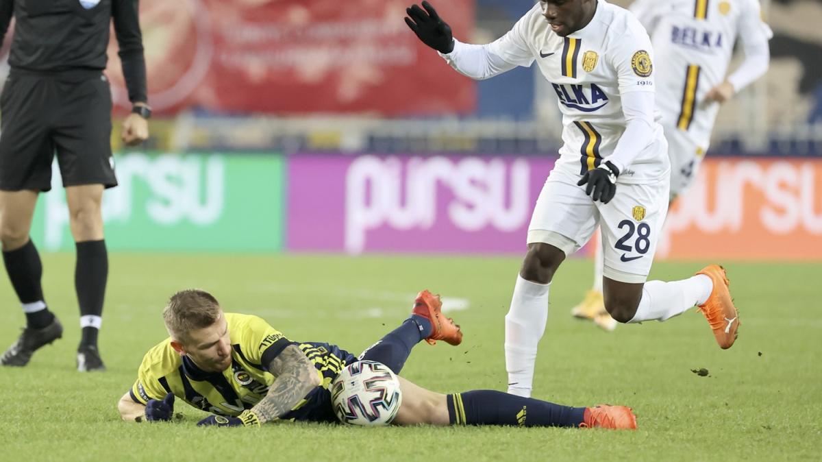 Fenerbahe'de sakatlk oku! Serdar Aziz ve Enner Valencia oyundan kt