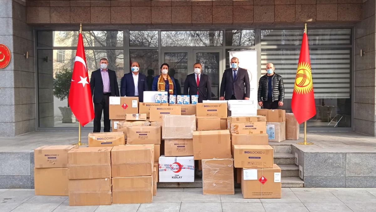 Trkiye'nin soydalarna gnderdii tbbi malzemeler teslim edildi 