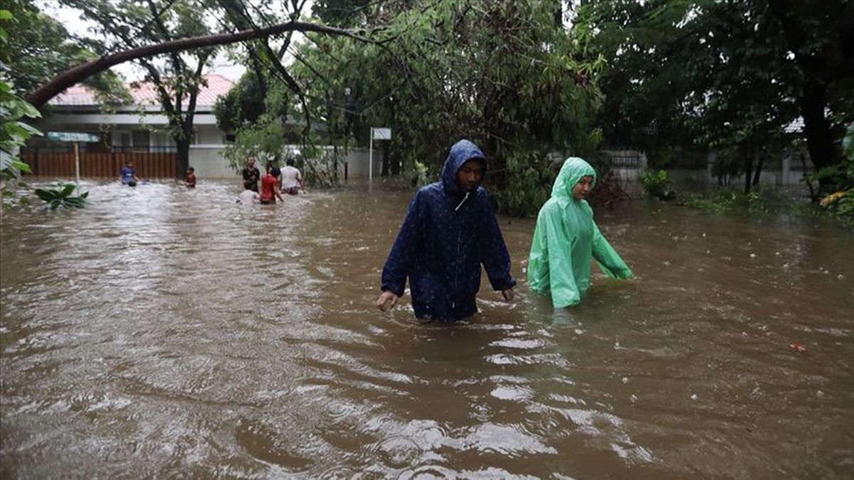 Endonezya'da doğal afetler 19 gün içerisinde 145 can aldı