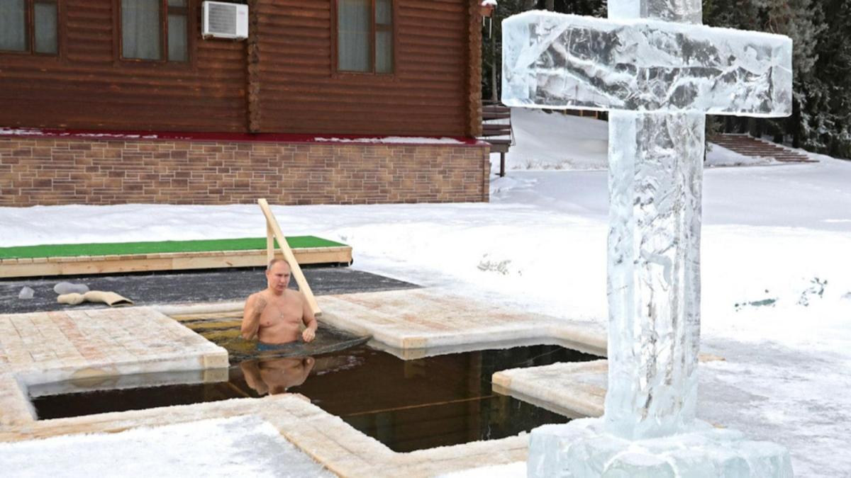 Rusya Devlet Bakan Putin -20 derecedeki buzlu suya girerek Ortodoks Noel'ini kutlad