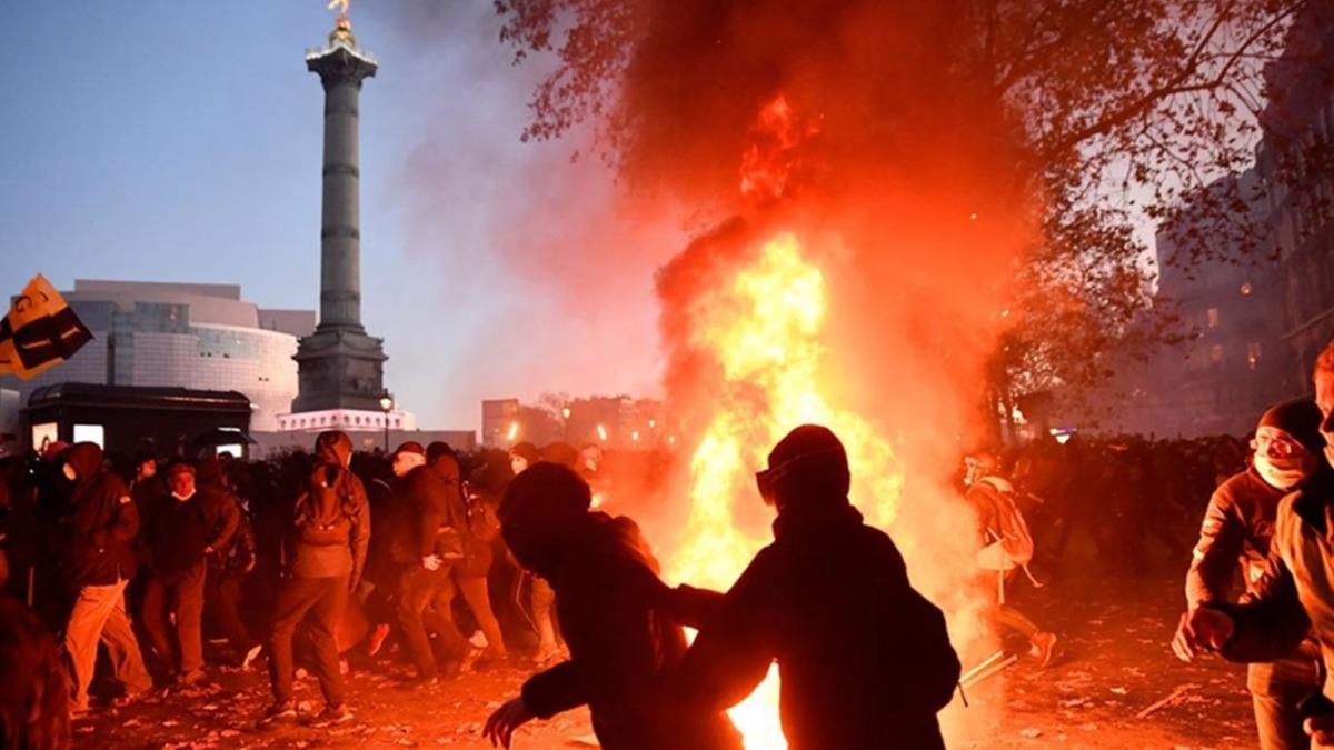 Fransa'da protestolar yeniden balad