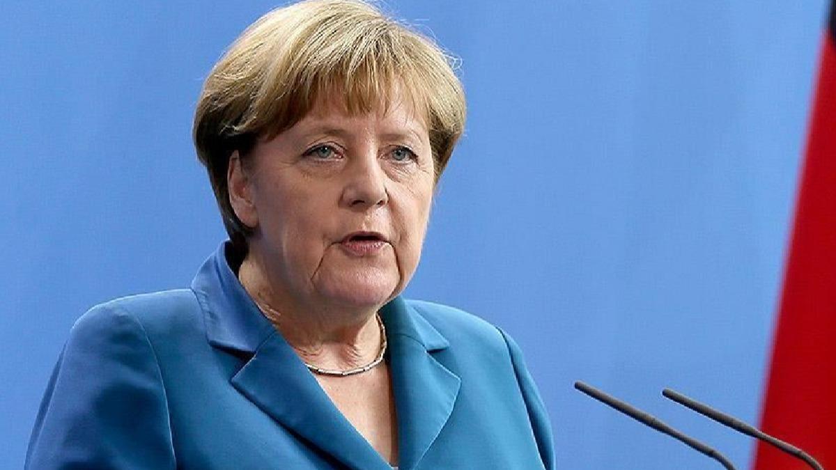 Merkel, Trk profesr savundu: Niye mzmzlanyoruz? Gece gndz alyorlar