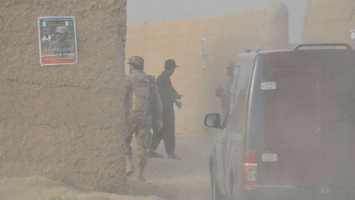 Pakistan'da yola denen mayn infilak etti: 4 asker ld 
