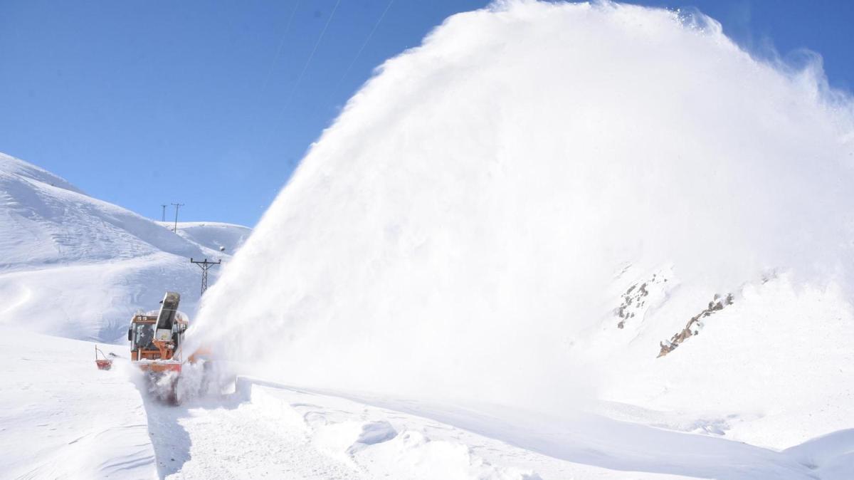 Bitlis'te kar kalnl 3.5 metreye ulat