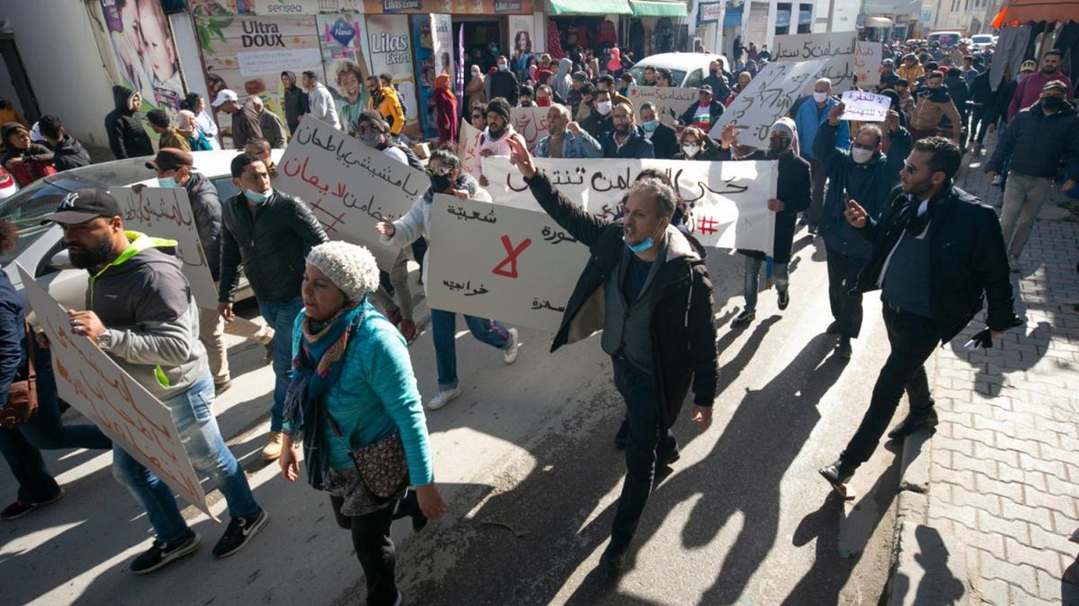 Tunus'ta gsteri yaparken tutuklananlarn serbest braklmas iin gsteri yapld
