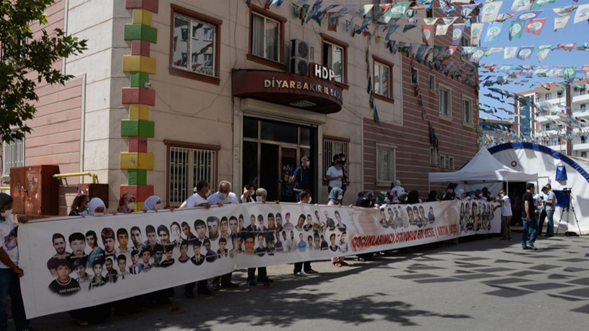 Bir aile daha evladn terr rgt PKK'nn penesinden kurtarmak iin oturma eylemine katld