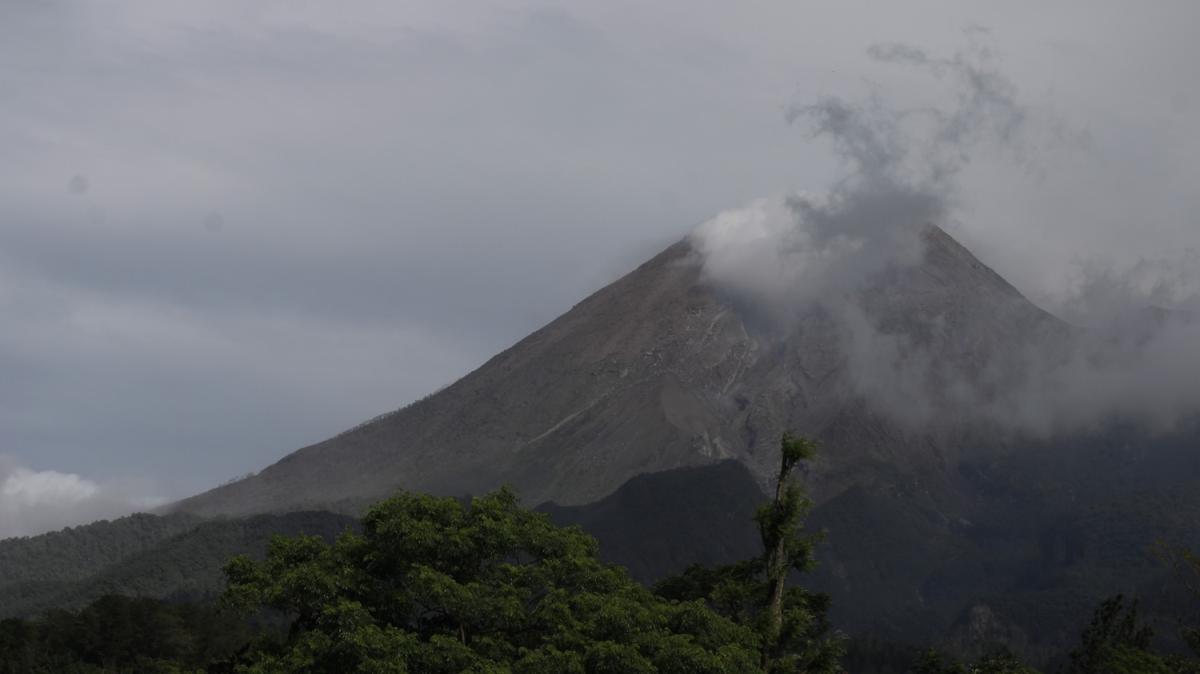 Merapi Yanarda patlamaya devam ediyor