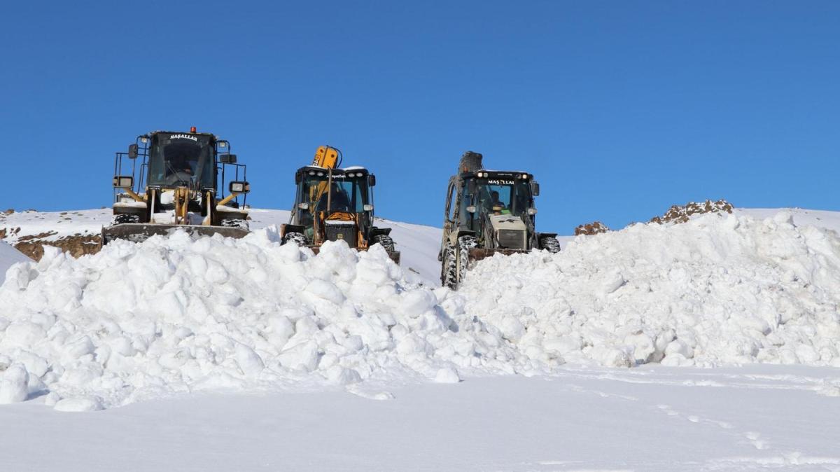 Van'da kar ya etkili oldu; 162 yerleim biriminin yolu kapand