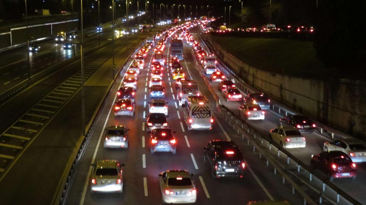 Kstlama sonras stanbul'da youn trafik