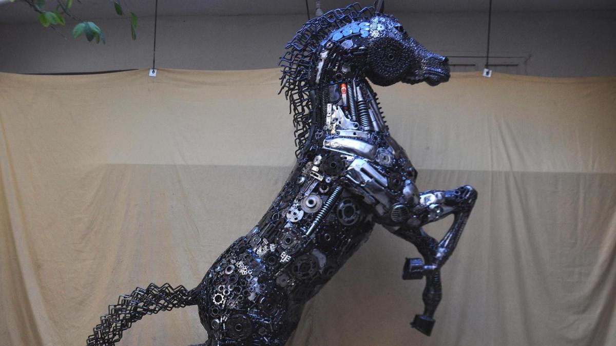 Hurda par�alardan 800 kilo a��rl���nda at heykeli yapt� 