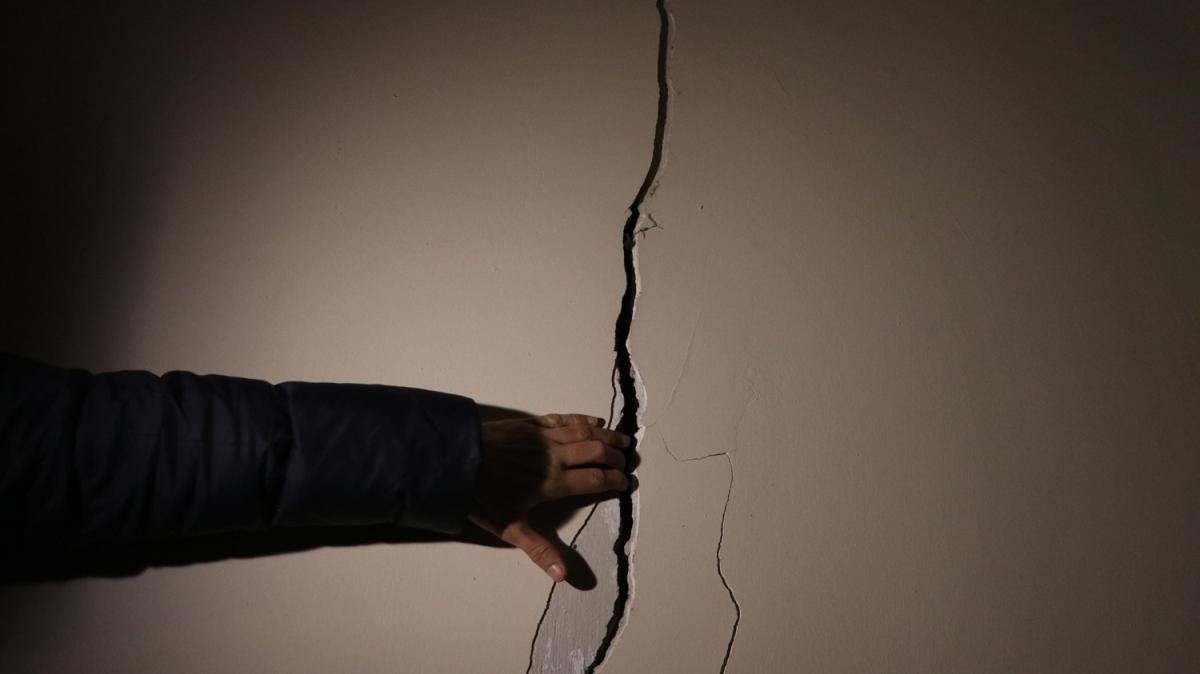 Kayseri'de korkutan deprem! Evlerde atlaklar olutu