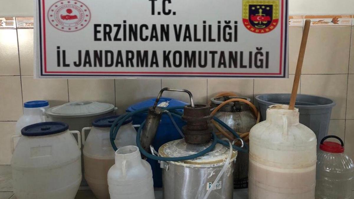 Jandarma ekiplerince yaplan basknda Erzincan'da 205 litre sahte iki yakaland