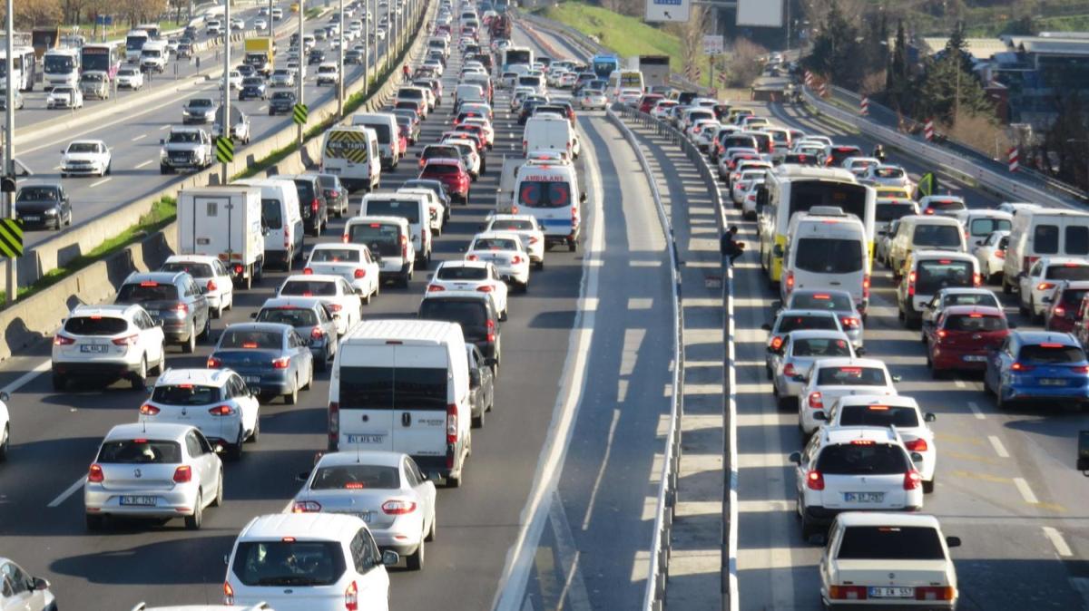 Kstlama ncesi stanbul'da trafiinde  younluk yaanyor 