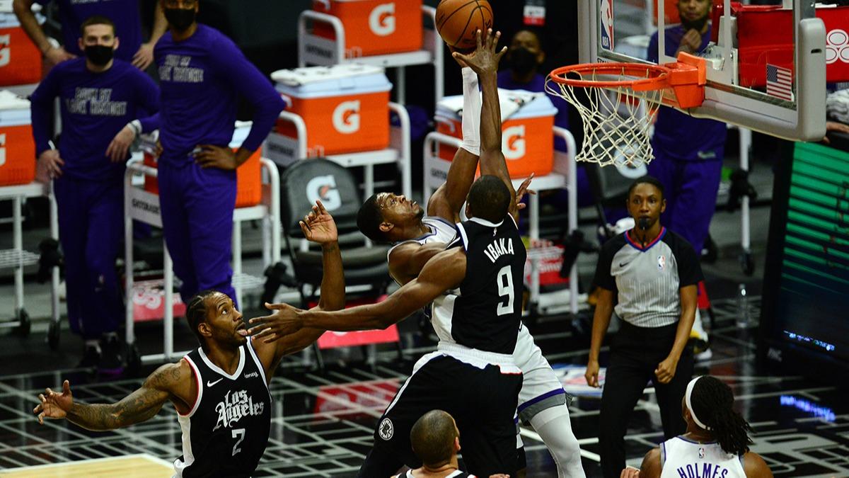 Sacramento Kings 4'te 4 yapt