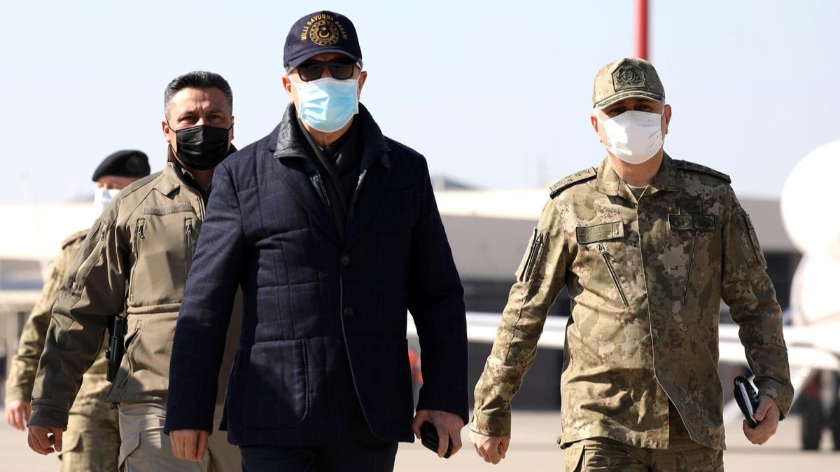 Bakan Akar, Pene Kartal-2 Harekat'nn idare edildii snr hattndaki Harekat Merkezi'nde