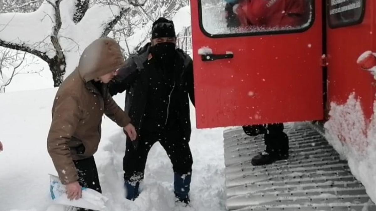 Kar nedeniyle kyde mahsur kalan 2 hastann yarmna AFAD, UMKE ve salk ekipleri kotu