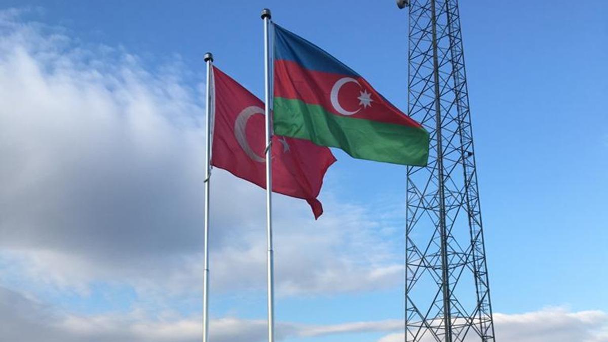 Nahvan snrna yaplan Bayrak Ant'na Trkiye ve Azerbaycan bayraklar asld