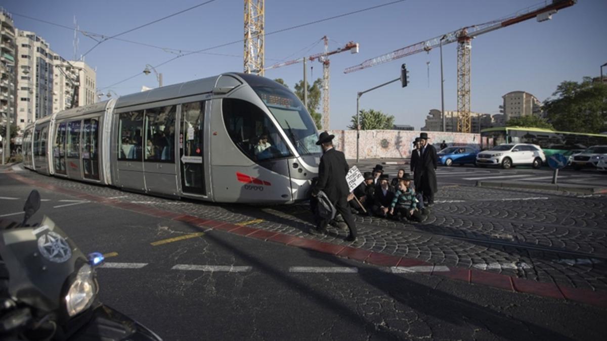 Dindar Yahudiler, tramvay projesini protesto etti