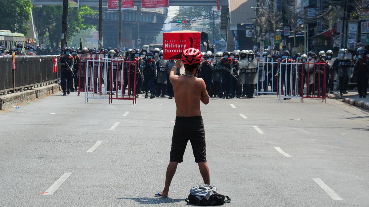 Myanmar'da darbe kart protestolar sryor: l says 6'ya kt 