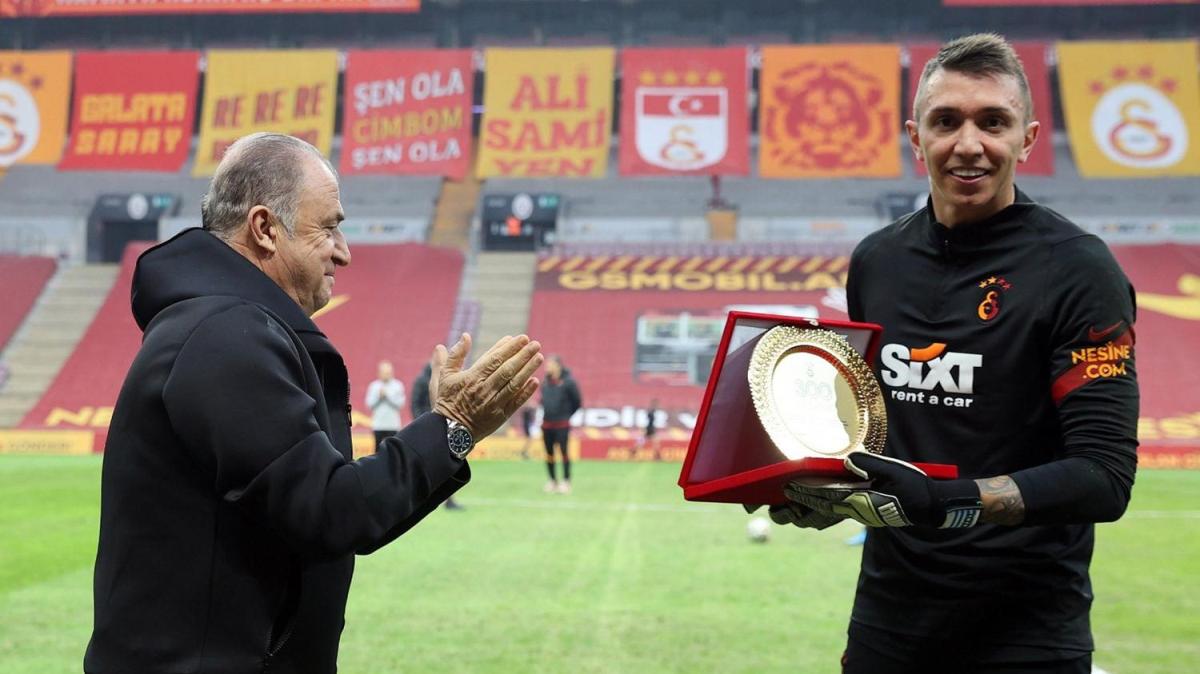 Galatasaray'da Fernando Muslera 300. mana kt! Plaketini Fatih Terim'den ald
