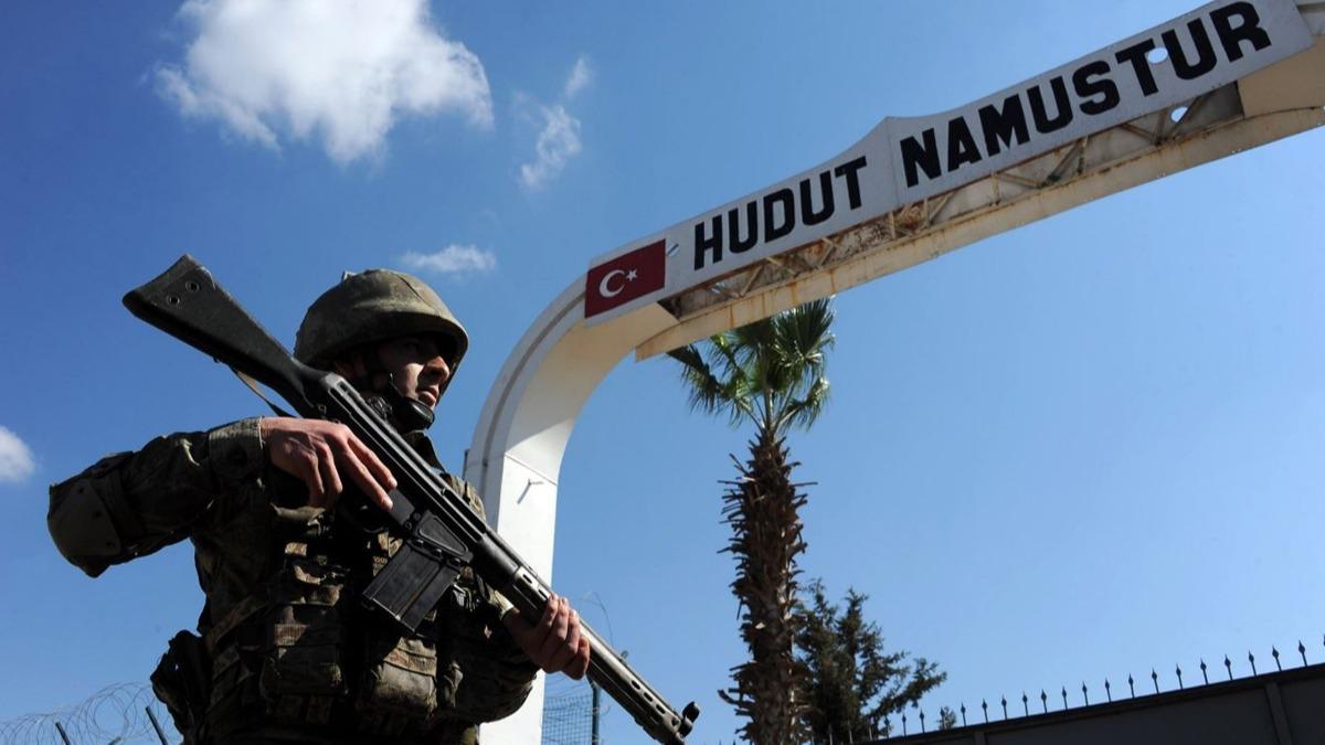 Yurt dna kamak isteyen 3 PKK'l terrist snrda yakaland